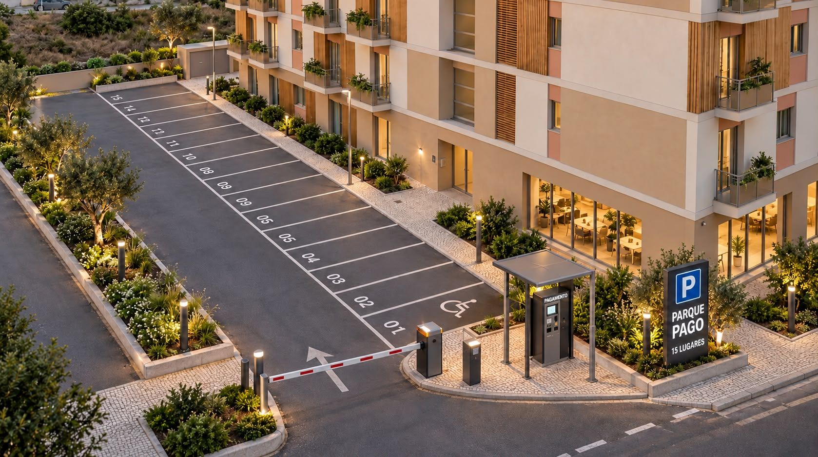 Parque de estacionamento exterior com lugares numerados, cancela automática, terminal de pagamento coberto e canteiros ajardinados iluminados